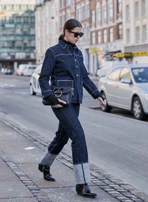 Ένα total denim outfit