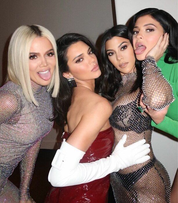 Kim & Kourtney Kardashian: Έκαναν μάσκα ομορφιάς και είναι κυριολεκτικά αγνώριστες