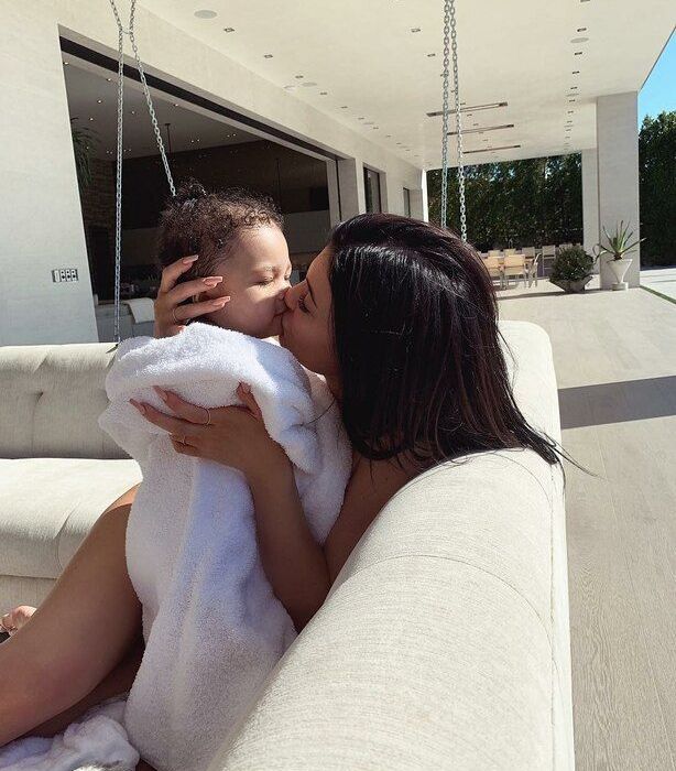 Η Stormi Webster βάφει την Kylie Jenner στο πιο χαριτωμένο βίντεο της ημέρας