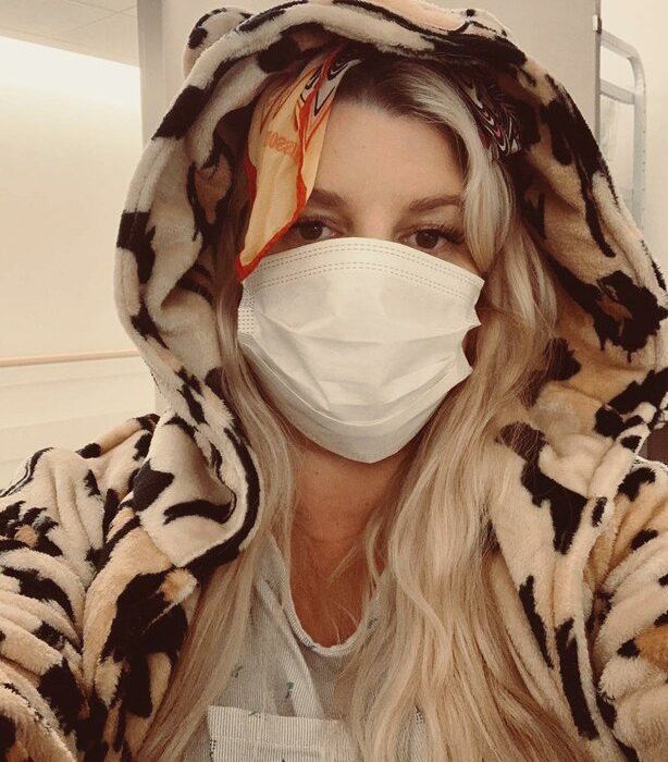 Η φωτογραφία της Jessica Simpson με μπικίνι λίγο πριν γεννήσει δεν είναι αυτό που φαντάζεσαι