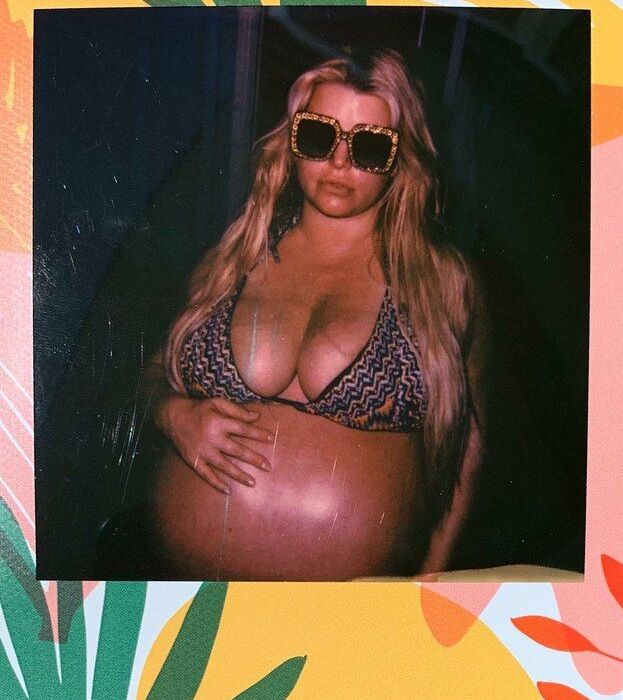 Η φωτογραφία της Jessica Simpson με μπικίνι λίγο πριν γεννήσει δεν είναι αυτό που φαντάζεσαι
