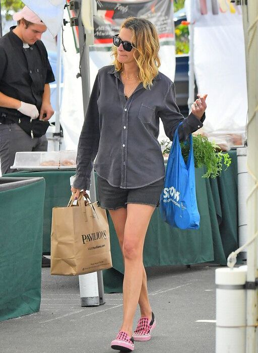 Η Julia Roberts κυκλοφορεί με κοντό σορτς και μας δείχνει τα καλλίγραμμα πόδια της