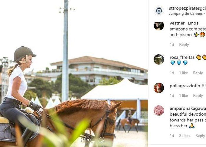 Η κληρονόμος προπονείται τις ημέρες αυτές στο Μονακό και ένας διάσημος λογαριασμός που ασχολείται με την ιππασία στο Instagram, μας χάρισε μερικές φωτογραφίες της Αθηνάς, την οποία τάγκαρε.