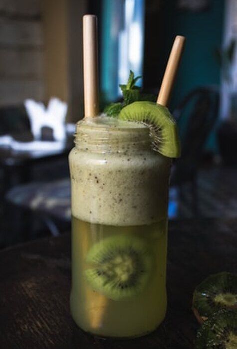 Smoothie με πορτοκάλι και τζίντζερ:
Το πορτοκάλι έχει την ικανότητα να απομακρύνει τις τοξίνες, ενώ το τζίντζερ μπορεί να μειώσει το φούσκωμα της κοιλιάς.