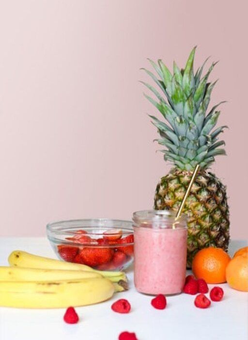 Smoothie με ανανά και μέντα:
Πέρα από την αδιαμφισβήτητη γεύση του, το συγκεκριμένο smoothie σε βοηθά να ξεφουσκώσεις, αφού, από τη μία, η μέντα έχει την ικανότητα να περιορίζει την όρεξη, και, από την άλλη, ο ανανάς έχει αντιφλεγμονώδεις ικανότητες.