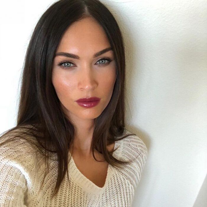 Η Meghan Fox επέλεξε να είναι ξυπόλητη στην άμμο, ενώ η παραλία είχε γεμίσει με λευκά λουλούδια.
