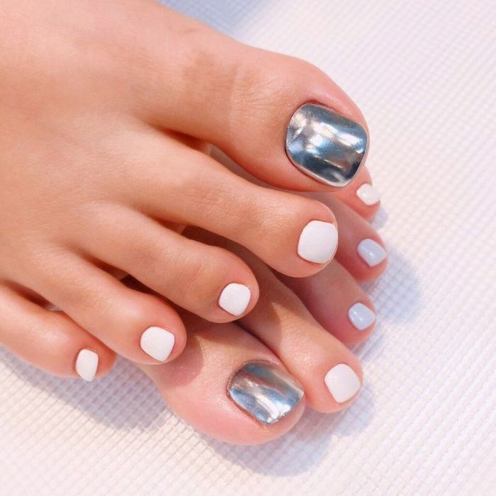 Τα chrome nails γίνονται και στα πόδια ξέρεις...