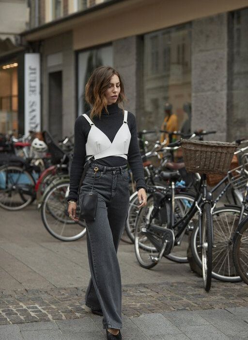 Για πιο edgy looks φόρεσε ένα total black σύνολο και από πάνω από το μαύρο top και παντελόνι σου φόρεσε ένα μπούστο σε άλλο χρώμα.