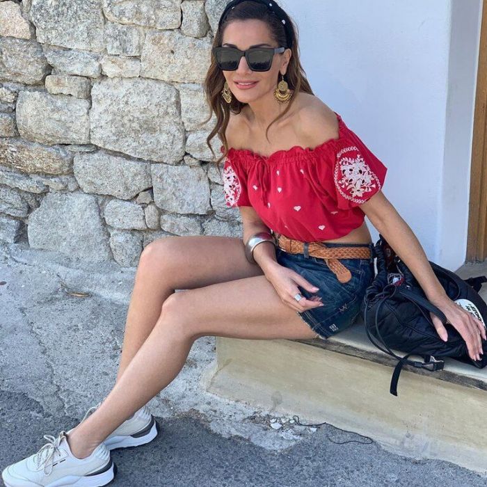 Ιδού η φωτό που ανεβασε στο Instagram, και τα υπέροχα καλλίγραμμα πόδια της.