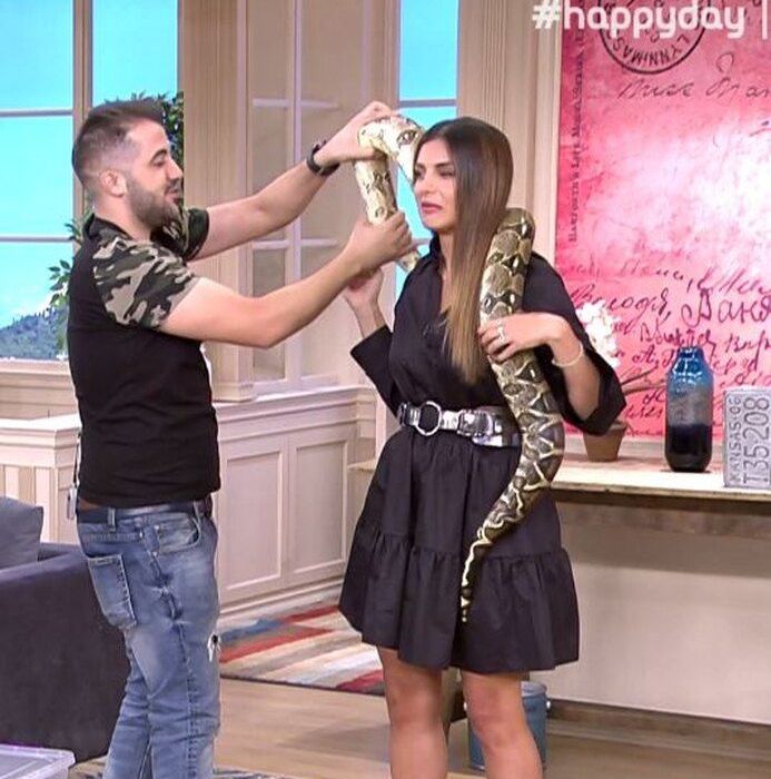 Ποιο GNTM;Η Σταματίνα Τσιμτσιλή τυλίχτηκε με φίδι & φωτογραφήθηκε για να δείξει πόσο εύκολο είναι