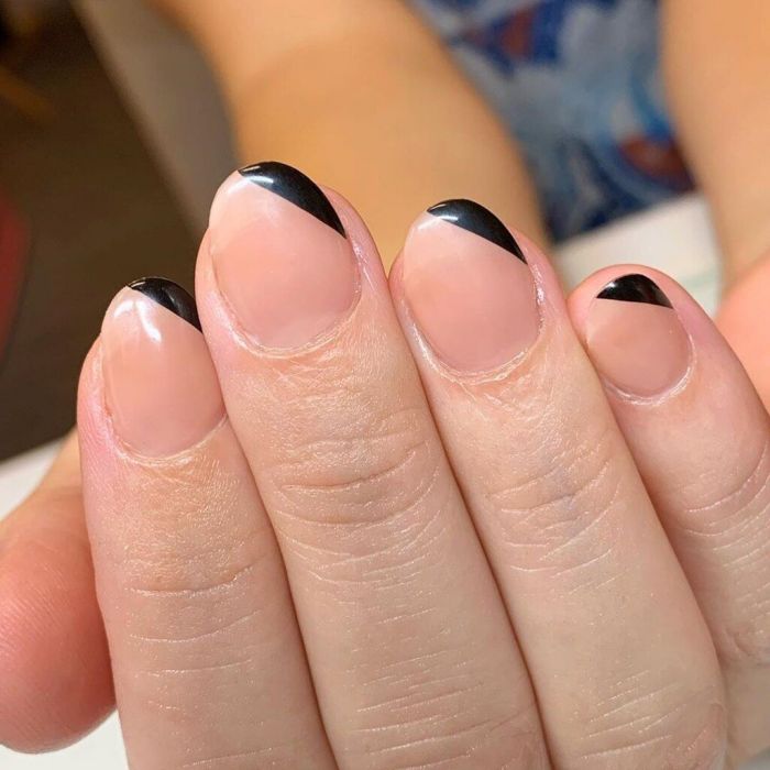 @beldoesnails Μία μόνο μαύρη πινελιά μπορεί να κάνει όλη τη διαφορά με τον πιο chic τρόπο