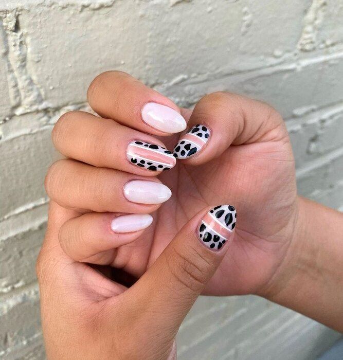 @nailartbyqueenie Συνδυάζει δύο τάσεις σε μία και είανι ελαφρώς πιο δύσκολο αλλά... αξίζει τον κόπο!