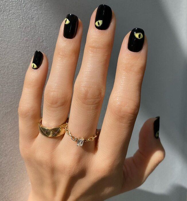 @betina_goldstein Τα cat eyes στην τρομακτική τους μορφή...