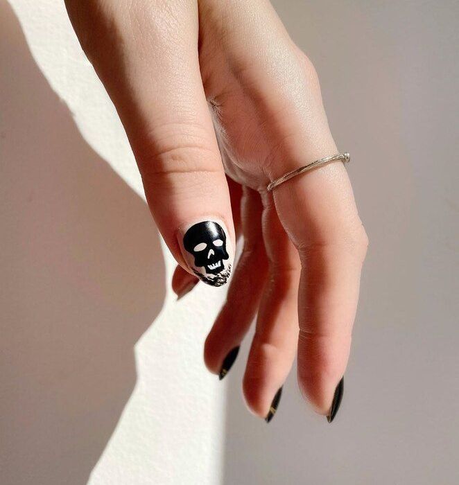 @nailartbyqueenie Οι νεκροκεφαλές επιβάλλονται...