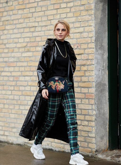 Με vinyl πανωφόρι και sneakers για 80s outfits.