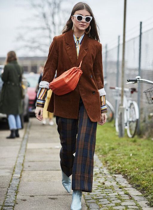 Με βελούδινο blazer για ρετρό, 70s looks.