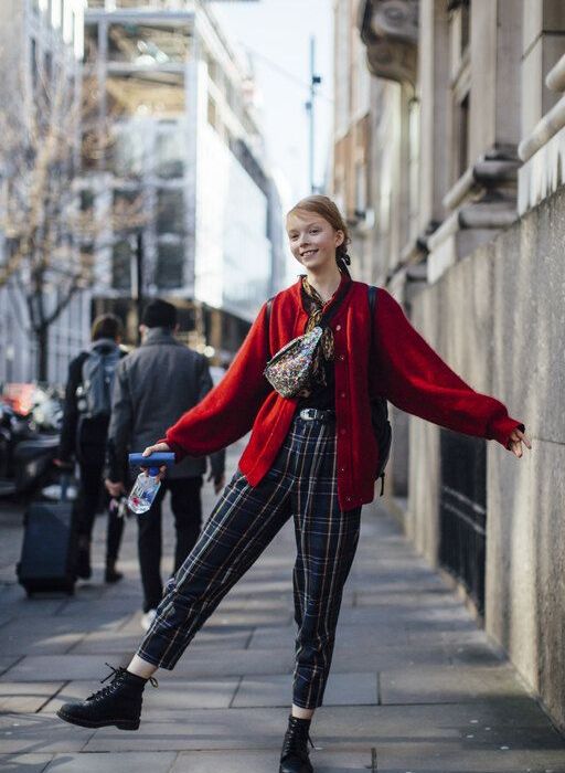 Mε επίσης εμπριμέ top ή πουκάμισο για mix&match looks.