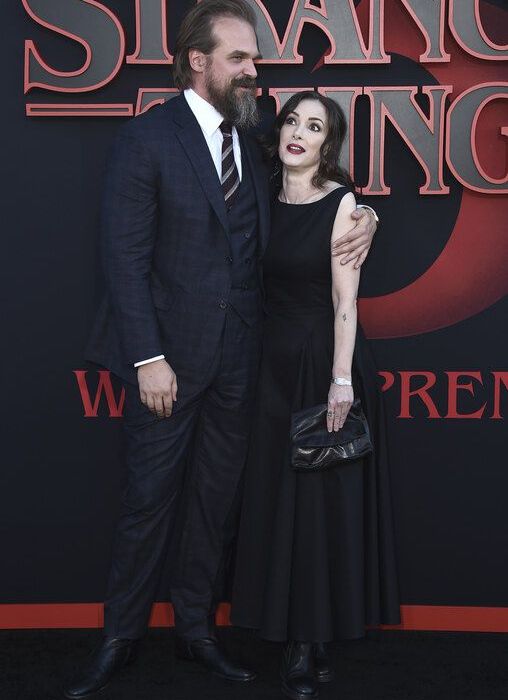 Ο πρωταγωνιστής του Stranger Things λοιπόν, και η διάσημη τραγουδίστρια περνούν ζάχαρη και αυτό βγαίνει προς τα έξω!