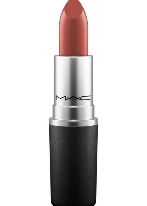 Πρόκειται για το MAC, Satin Lipstick στην απόχρωση Paramount και η Jennifer πρέπει να έχει τελειώσει άπειρα tubes.