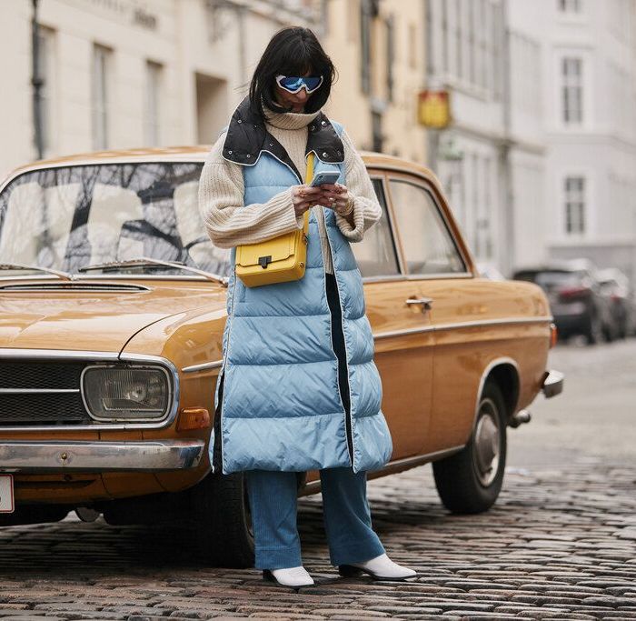 Με λευκά booties και denim παντελόνι.