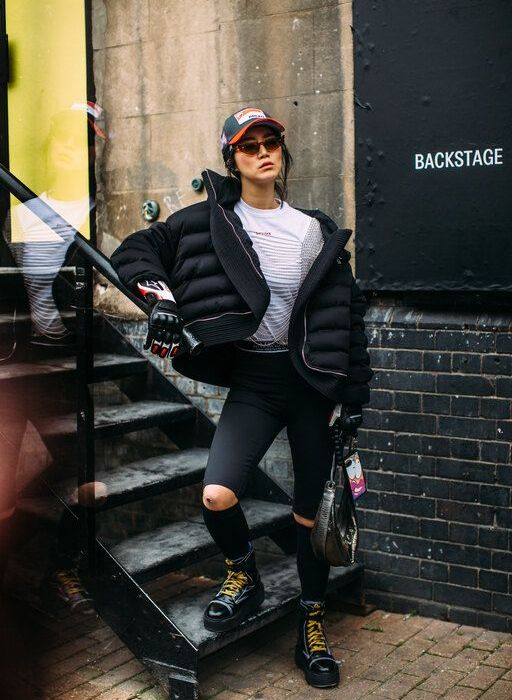 Με leggings και hiking boots.