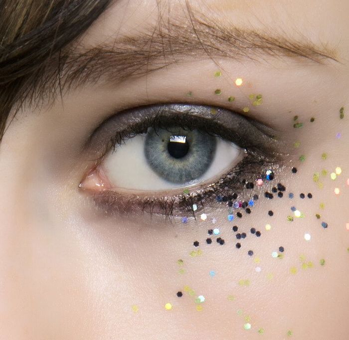 Ενώ το χοντρό glitter μπορεί να γίνει κιτς, φορεμένο έτσι, σαν αστερόσκονη, είναι τέλειο!
