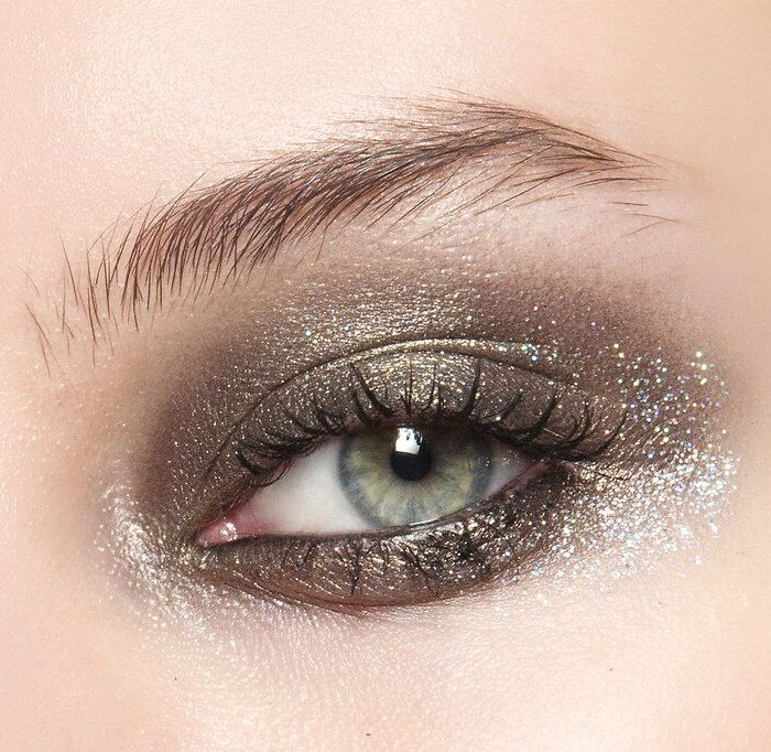 Είναι -τελικά- τέλειο για ένα glam smoky look.