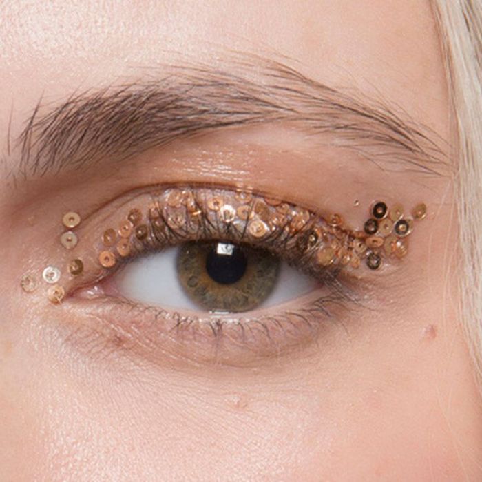Ακόμα ένας τρόπος για να φορέσεις το χοντρό glitter και να το κάνεις να δείχνει κομψό.