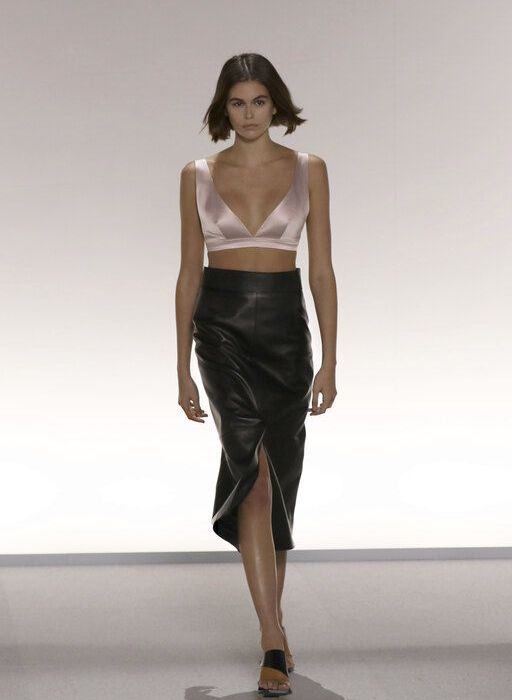 Η Kaia Gerber με bra top και στενή midi φούστα