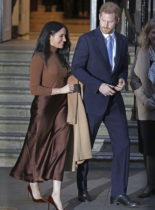 Με ζιβάγκο Massimo Dutti, γόβες Jimmy Choo και παλτό Reiss
