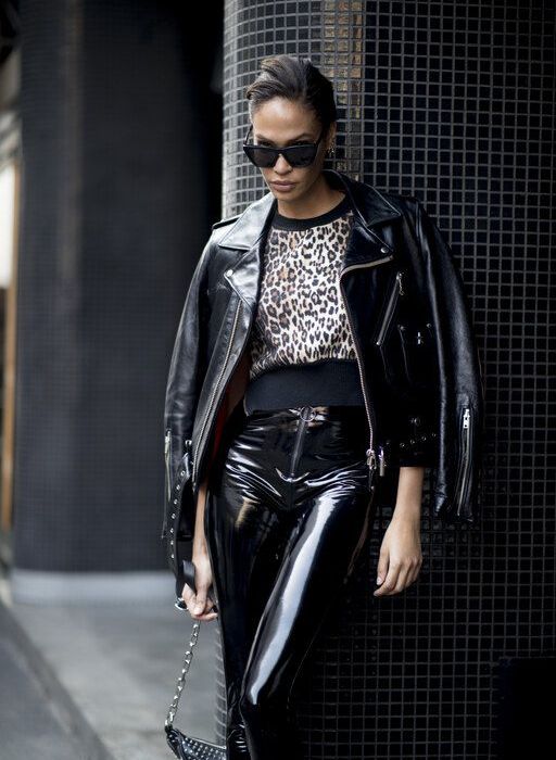 Με animal printed μπλουζάκι και leather jacket.