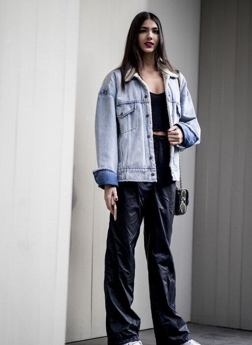 Με crop top, denim jacket και αθλητικά παπούτσια.