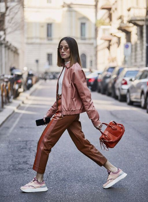 Με trainers, basic T-Shirt και bomber jacket, για athleisure εμφανίσεις.