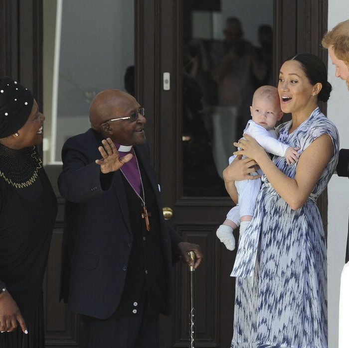 Ο πρίγκιπας Harry και η Meghan Markle πήραν την απόφαση να αποχωρήσουν από ανώτερα μέλη της βασιλικής οικογένειας, κάτι που μετά από συζητήσεις οδήγησε στην απόφαση να παραδώσουν τους βασιλικούς τίτλους τους (HRH).