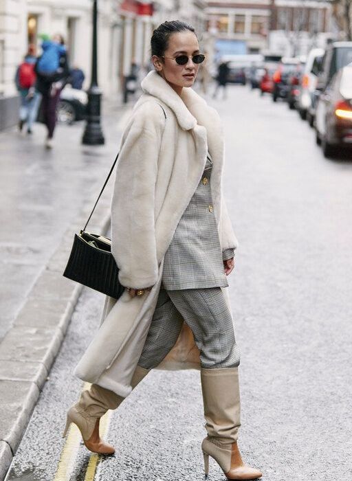 Ένα faux fur coat σε λευκό χρώμα συνδυάζεται υπέροχα με ένα κοστούμι σε οποιοδήποτε χρώμα σου αρέσει.