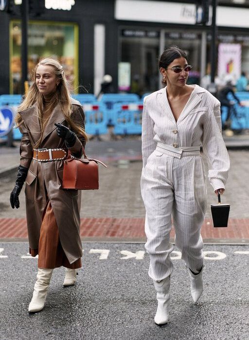 Δημιούργησε ένα total white look με μία λευκή ολόσωμη φόρμα και μποτάκια στο ίδιο χρώμα.