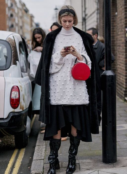 Φόρεσε ένα λευκό oversized πουλόβερ πάνω από φόρεμα σε σκούρα απόχρωση και δημιούργησε το απόλυτο layering του χειμώνα.