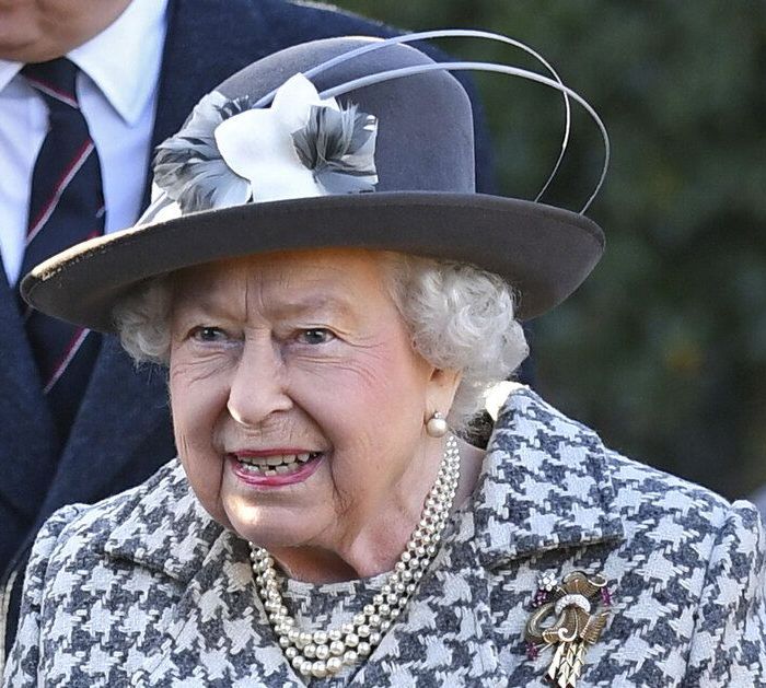 Η βασίλισσα Ελισάβετ έκανε τα εγκαίνια του Royal National ENT and Eastman Dental Hospitals και της παρουσιάστηκε ένα μοντέλο με σιδεράκια.