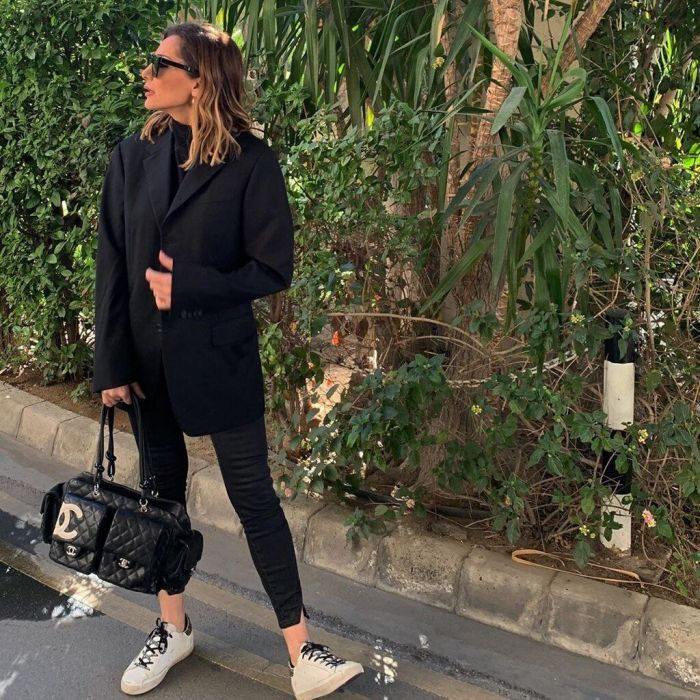 Έκανε, λοιπόν, μία σχεδόν total black εμφάνιση, αποτελούμενη από ένα κολλητό παντελόνι, ένα oversized σακάκι και μία handbag, την οποία «έσπασε» με ένα ζευγάρι λευκά sneakers.