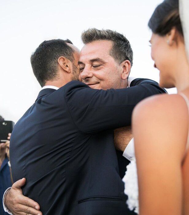 Η Χριστίνα Μπόμπα ποζάρει δίπλα στον κούκλο μπαμπά της κι εμείς λέμε ουάου