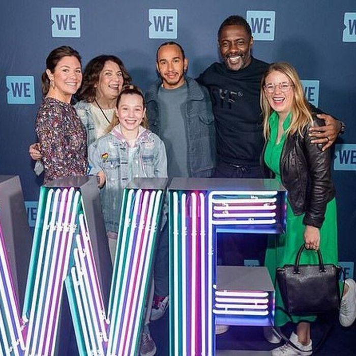 Η φωτογραφία είναι από το φιλανθρωπικό event We Day UK όπου έγινε στις 4 Μαρτίου και όπου ήρθε σε επαφή με την κυρία που βρίσκεται στα αριστερά.