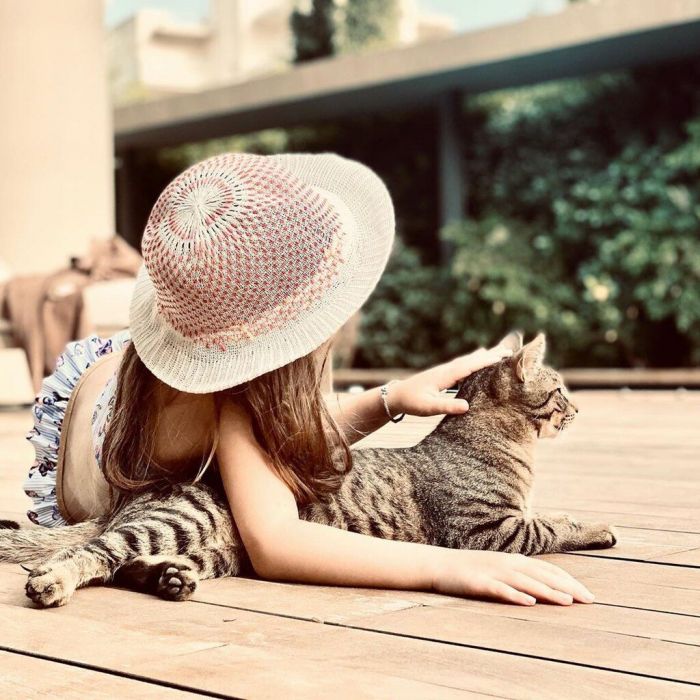 Και μετά απόα υτή τη φωτό της Ελένης που είδαμε μέρες πριν, ο τραγουδιστής ανέβασε μία στο account του για να πει "χρόνια πολλά" και πρώτη φορά είδαμε το πρόσωπό της.