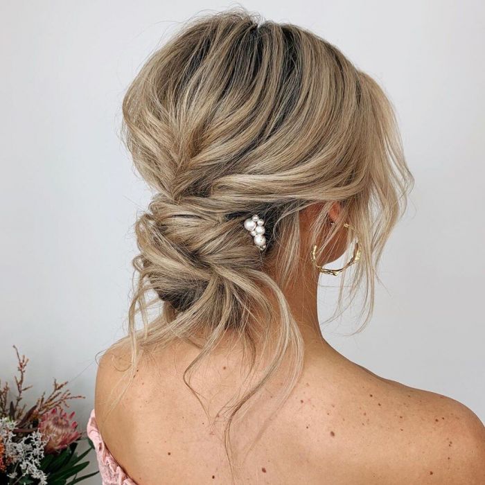 Χαμηλός, ατημέλητος κότσος με pearl τσιμπιδάκι
@hairby.brittany