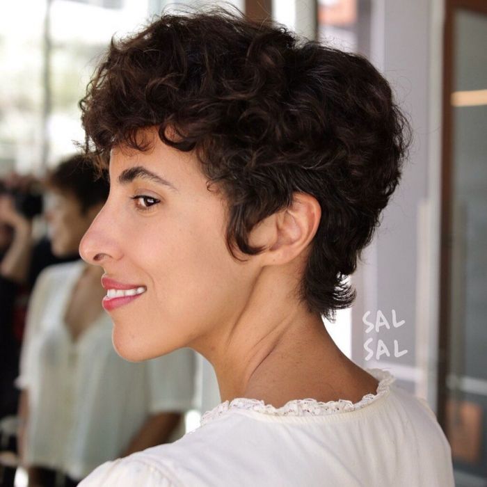 Pixie cut: Ένα κοντό μαλλί είναι η ιδανική λύση για να μαλακώσουν οι μπούκλες σου και να δείχνουν πιο καλοσχηματισμένες. Άσε που δε θα σκας μέσα στον καύσωνα, αλλά ούτε θα χρειάζεται να χρησιμοποιείς όλη την ώρα το σεσουάρ.
@salsalhair