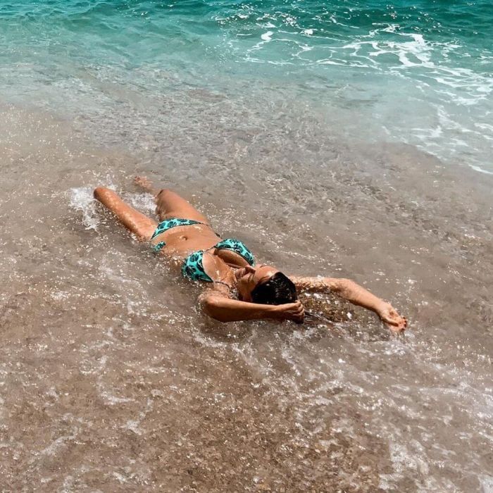 Με μια φωτογραφία της λοιπόν αποκάλυψε ότι έχει μπει σε mood καλοκαιριού και θα συμφωνήσεις ότι είναι μια θεά.