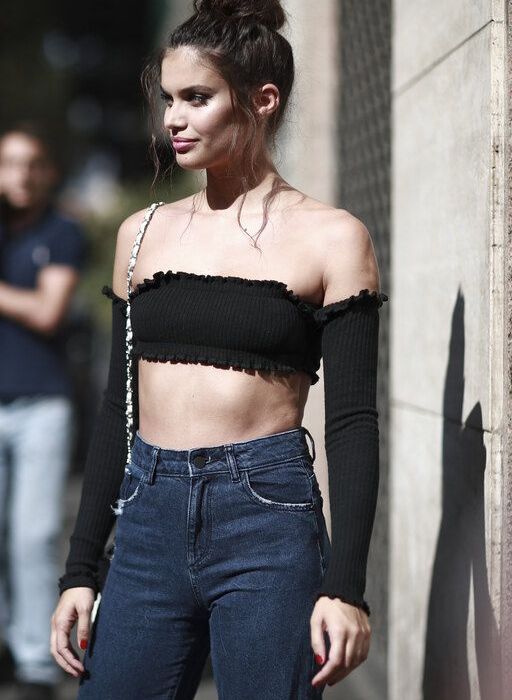 Φρόντισε, για να δείχνει πιο fashionable το τελικό αποτέλεσμα, αν είναι στενό το crop top σου να μην είναι skinny και το jean σου. Ένα total slim fit σύνολο μέσα στο καλοκαίρι δεν είναι και ο ορισμός της κομψότητας.