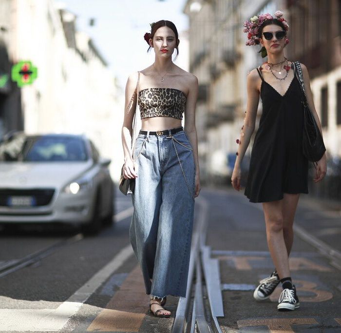 Ένα tube top πάνω από το loose, ψηλόμεσο jean σου είναι ό,τι πιο στυλάτο μπορείς να φορέσεις αυτό το καλοκαίρι στην πόλη.