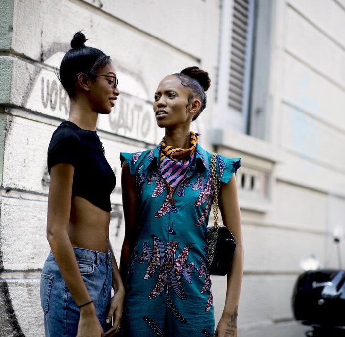 Μπορείς να δημιουργήσεις το δικό σου crop top δένοντας έναν κόμπο στο μακό T-Shirt σου ώστε να το «σηκώσεις» όσο εσύ επιθυμείς από το΄ύψος της μέσης σου.