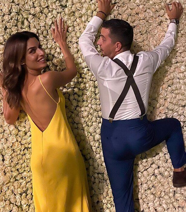 Η Τόνια Σωτηροπούλου φόρεσε το πιο τέλειο slip dress ως κουμπάρα