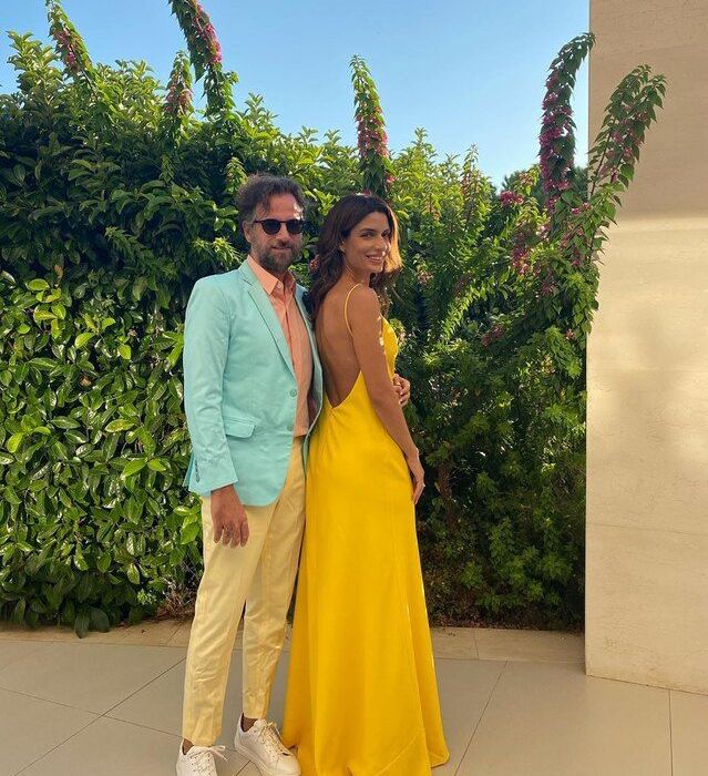 Η Τόνια Σωτηροπούλου φόρεσε το πιο τέλειο slip dress ως κουμπάρα
